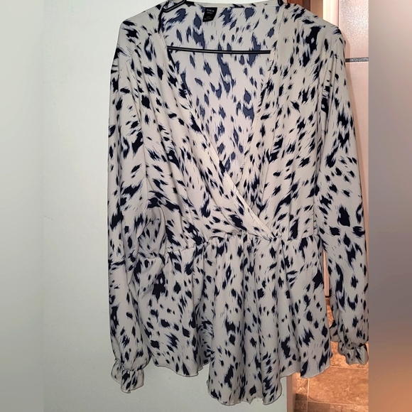 gorgeous plussize v neck blouse flattering - Picture 4 of 7